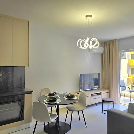 Happy By The Sea 092